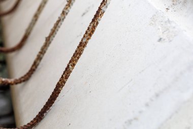 Ham inşaat malzemelerine cesur ve detaylı bir bakış. Bu paslanmış çelik demiri ve paslanmış makine cıvataları ham, endüstriyel ve soyut bir arkaplan dokusu sunuyor.