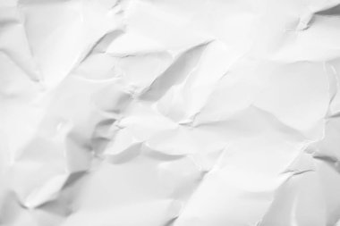 Koyu gölgelerin, parlak röflelerin ve karmaşık soyut dokuların katıksız etkileşimini vurgulayan, tek renkli kağıt çarşafların dramatik bir koleksiyonu..