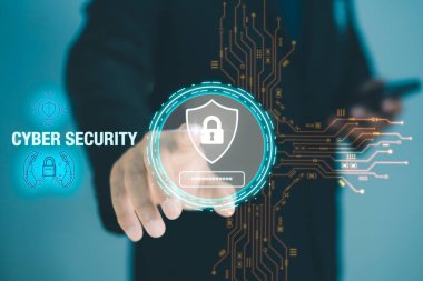 Siber güvenlik teknolojisi konsepti parlayan kalkan ve dizüstü bilgisayarın üzerine kilitlenme grafiği ile siber saldırılara karşı veri korumasını sembolize ediyor..