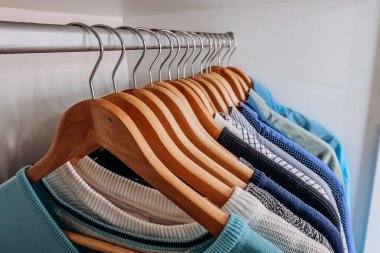 Düzenli Giysili Ahşap Askılar