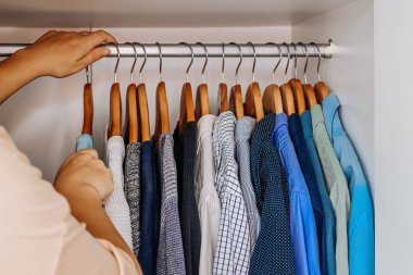 Elbiseleri Dolapta Ayarlayan Eller