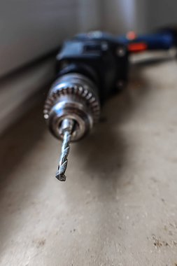 Metal matkapla matkabın makro görüntüsü. İnşaat aletleri, mekanik işler, işçilik ve ev yenileme kavramı.