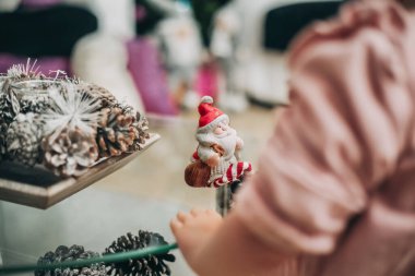 Noel Baba Süslemesini Denetleyen Çocuk