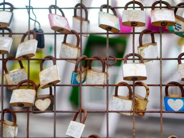 Metal bir çite asma kilitler bağlanmış. Güvenlik, kontrol ve koruma kavramları için idealdir.