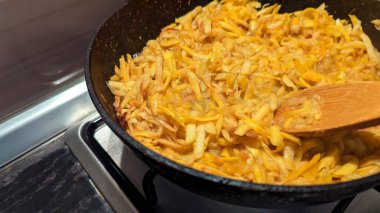 Ev yapımı meyveli turta için tavada karamelize edilmiş lezzetli elmalar. Sıcak tonlar, doğal doku, fırın, tatlı ve yemek temaları için mükemmel.