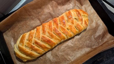 Kağıt üzerinde mükemmel pişirilmiş çıtır altın elmalı turta. Pastane, yemek tarifi ya da yemek fotoğrafçılığı projeleri için ideal.