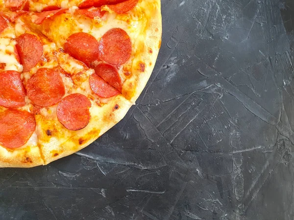Pizza Mit Wurstkäse Auf Betongrund — Stockfoto