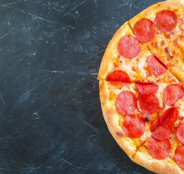 Пицца Сыром Бетонном Фоне — стоковое фото