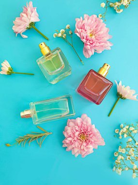 Renkli arka planda bir şişe parfümü çiçeği.