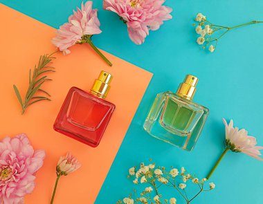 Renkli arka planda bir şişe parfümü çiçeği.