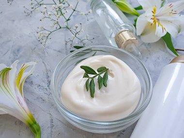 Kozmetik krem, çimento arka planda çiçek