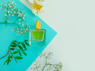 Renkli arka planda bir şişe parfümü çiçeği.