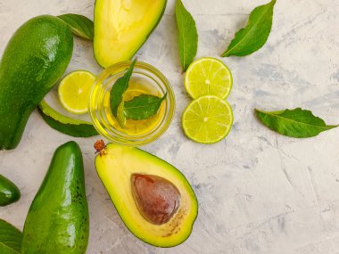 Beton zemin üzerinde taze avokado