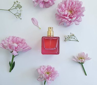 Hafif arka planda bir şişe parfüm çiçeği