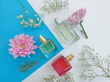 Renkli arka planda bir şişe parfümü çiçeği.