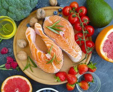 Beton zemin üzerinde kırmızı balık 