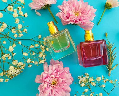 Renkli arka planda bir şişe parfümü çiçeği.