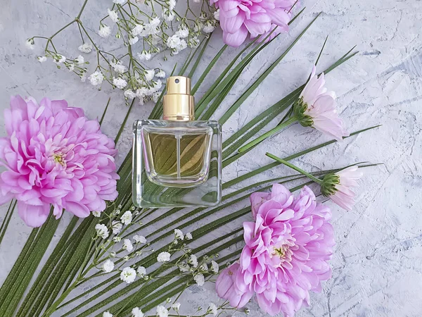 Bouteille Parfum Fleur Sur Fond Béton — Photo