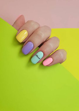 Kadın eli. Renkli arka planda güzel bir manikür.