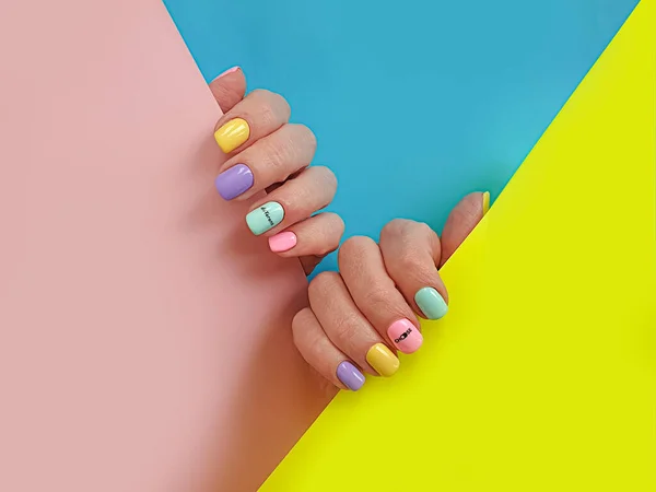 Vrouwelijke Hand Mooie Manicure Een Gekleurde Achtergrond — Stockfoto