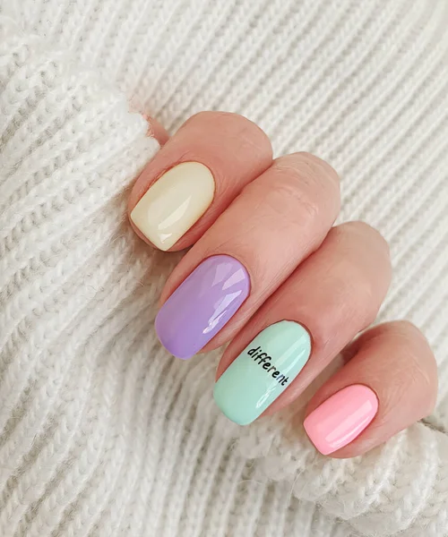 Kobieta Strony Piękne Kolorowe Manicure — Zdjęcie stockowe