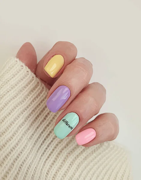 Weibliche Hand Schöne Farbige Maniküre Pullover — Stockfoto