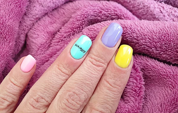 Vrouwelijke Hand Mooi Gekleurde Manicure Trui — Stockfoto