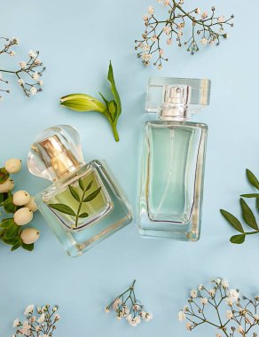 Renkli arka planda bir şişe parfümü çiçeği.