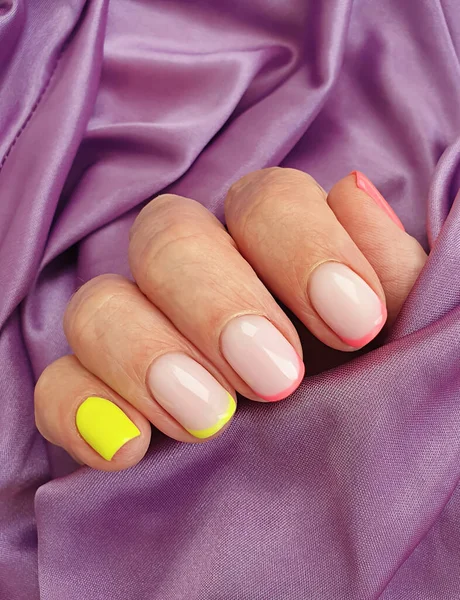 Vrouwelijke Hand Mooi Gekleurde Manicure — Stockfoto