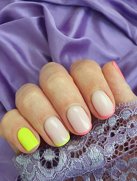 Mano Femminile Bella Manicure Colorata — Foto Stock