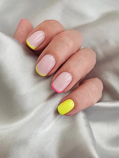 Mano Femminile Bella Manicure Colorata — Foto Stock