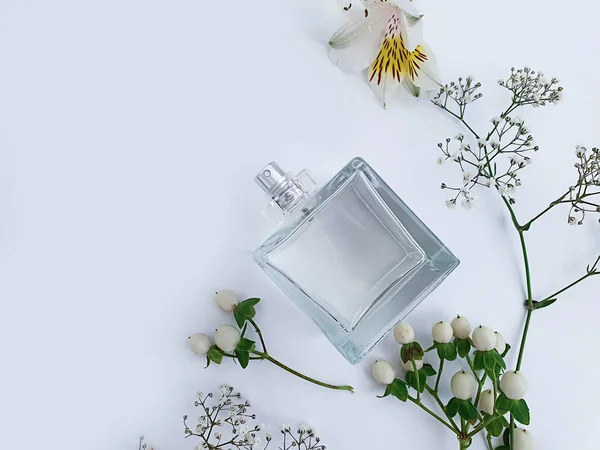 Fles Parfum Bloem Een Gekleurde Achtergrond — Stockfoto