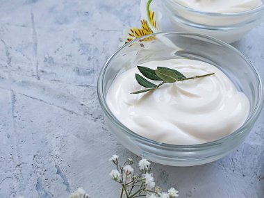 Kozmetik krem, çimento arka planda çiçek