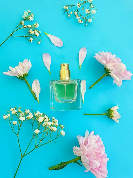 Bouteille Parfum Fleur Sur Fond Coloré — Photo