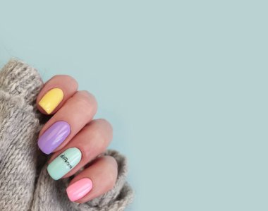 Kadın eli. Güzel renkli manikür.