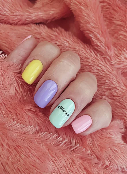 Kobieta Strony Piękne Kolorowe Manicure — Zdjęcie stockowe