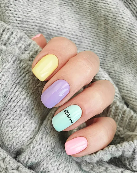 Vrouwelijke Hand Mooi Gekleurde Manicure — Stockfoto
