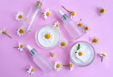 krem kozmetik papatya çiçeği renkli arka planda