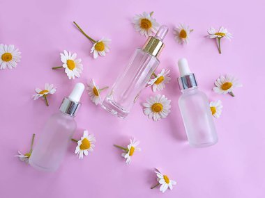 krem kozmetik papatya çiçeği renkli arka planda