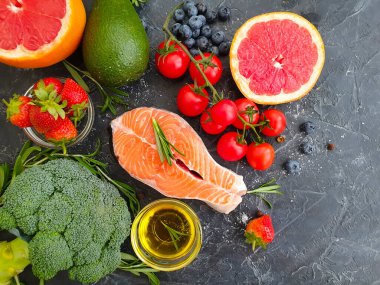 Beton zemin üzerinde kırmızı balık