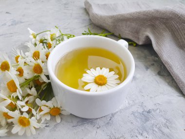 Beton zeminde papatya çiçeği çayı