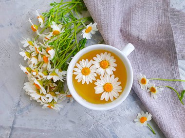 Beton zeminde papatya çiçeği çayı