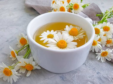 Beton zeminde papatya çiçeği çayı