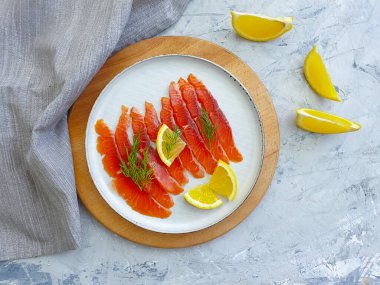 Beton zeminde kırmızı balık parçaları