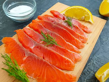 Beton zeminde kırmızı balık parçaları