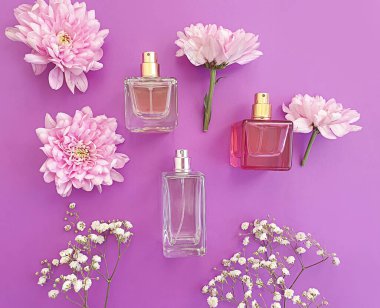 Renkli arka planda bir şişe parfümü çiçeği.