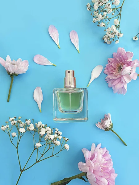 Fles Parfum Bloem Een Gekleurde Achtergrond — Stockfoto