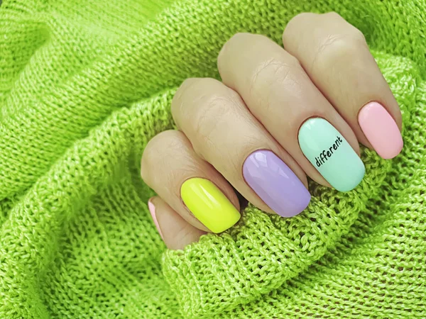 Vrouwelijke Hand Mooi Gekleurde Manicure — Stockfoto