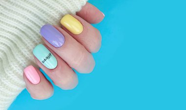 Kadın eli. Güzel renkli manikür.