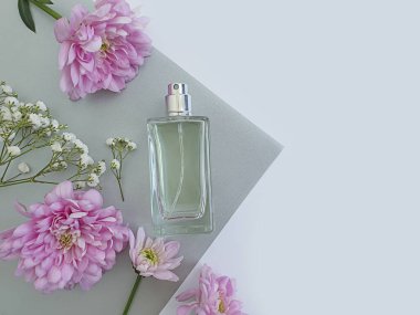  Renkli arka planda bir şişe parfümü çiçeği.